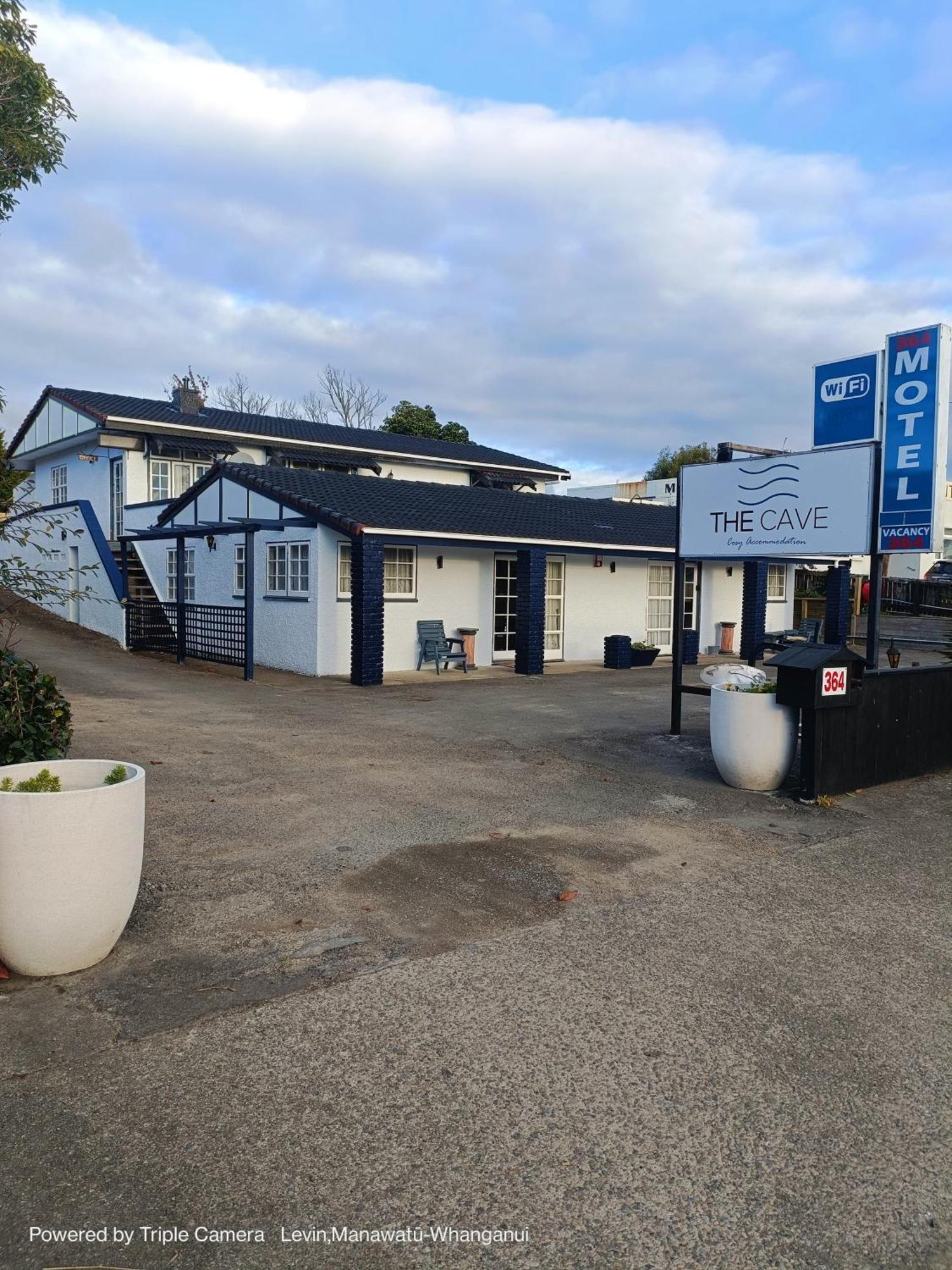 The Cave Motel Levin Exterior foto