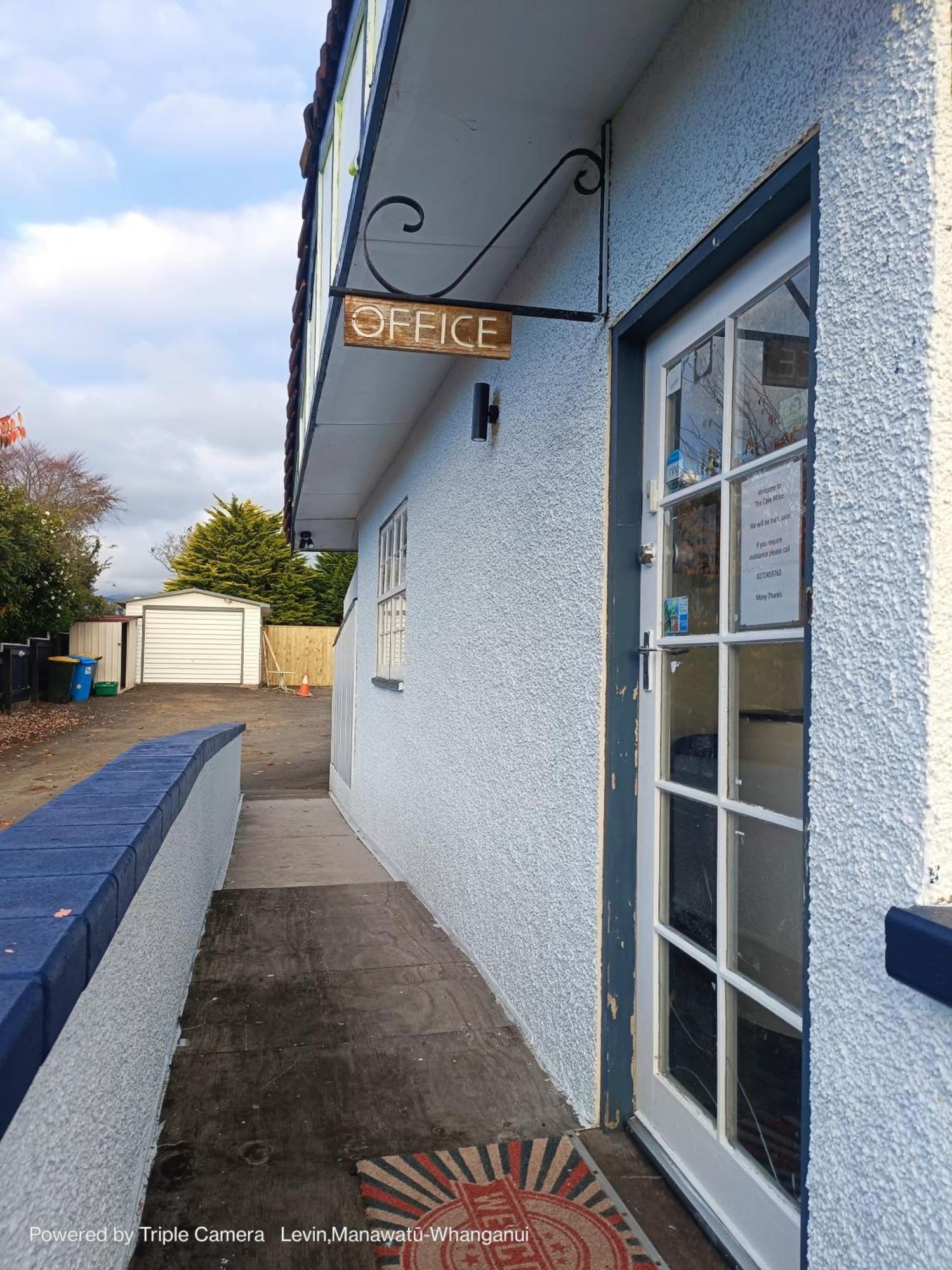 The Cave Motel Levin Exterior foto
